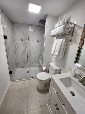 Shower, hair dryer, towels, soap - Cozy 1-bedroom apartment in charming Las Vegas with AC (Las Vegas)
