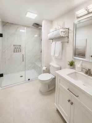 Shower, hair dryer, towels, soap - Cozy 1-bedroom apartment in charming Las Vegas with AC (Las Vegas)