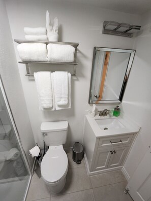 Doccia, asciugacapelli, asciugamani, sapone