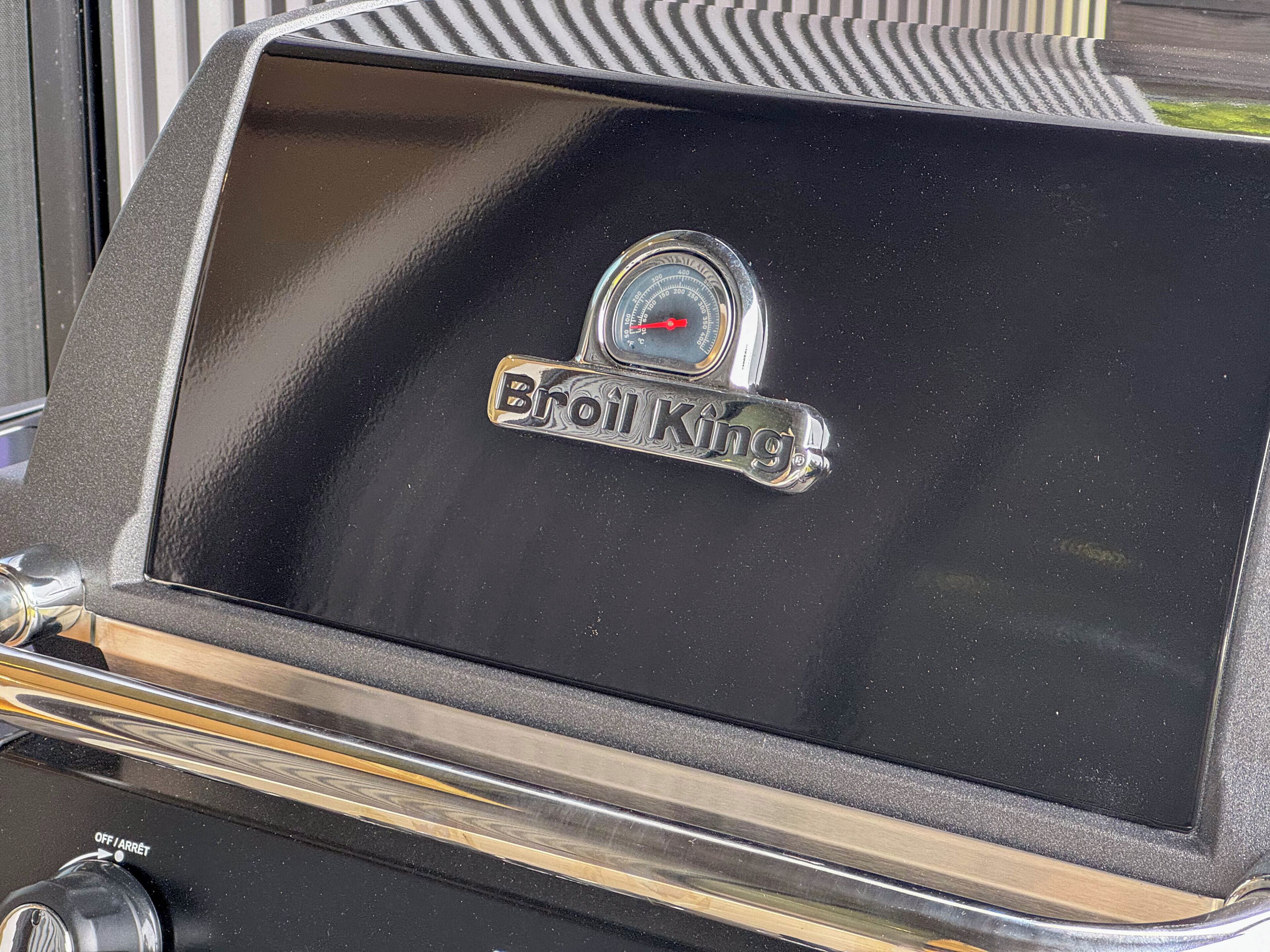 En grill med navnet 'Broil King' og en temperaturmåler.