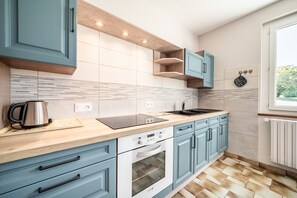 Coffee/tea maker, fridge, microwave, oven