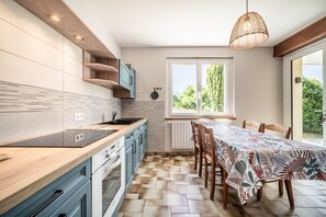 Kahvin-/teenkeitin, jääkaappi, mikroaaltouuni, uuni