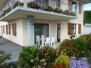 Outdoor dining - Apartment 'Gîte Du Noiret' with Mountain View and Wi-Fi (Cruseilles)