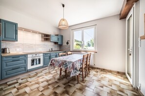 Kahvin-/teenkeitin, jääkaappi, mikroaaltouuni, uuni