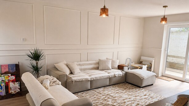 A modern living room with a sectional sofa, a coffee table, a rug, and pendant lighting. - Modern Gated Retreat | Secure Parking & Patio | Great transport links (Croydon)