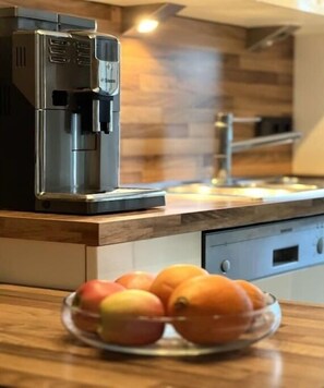 Coffee/tea maker, fridge, microwave, oven - Holiday home in Uelversheim with Wi-Fi (Uelversheim)