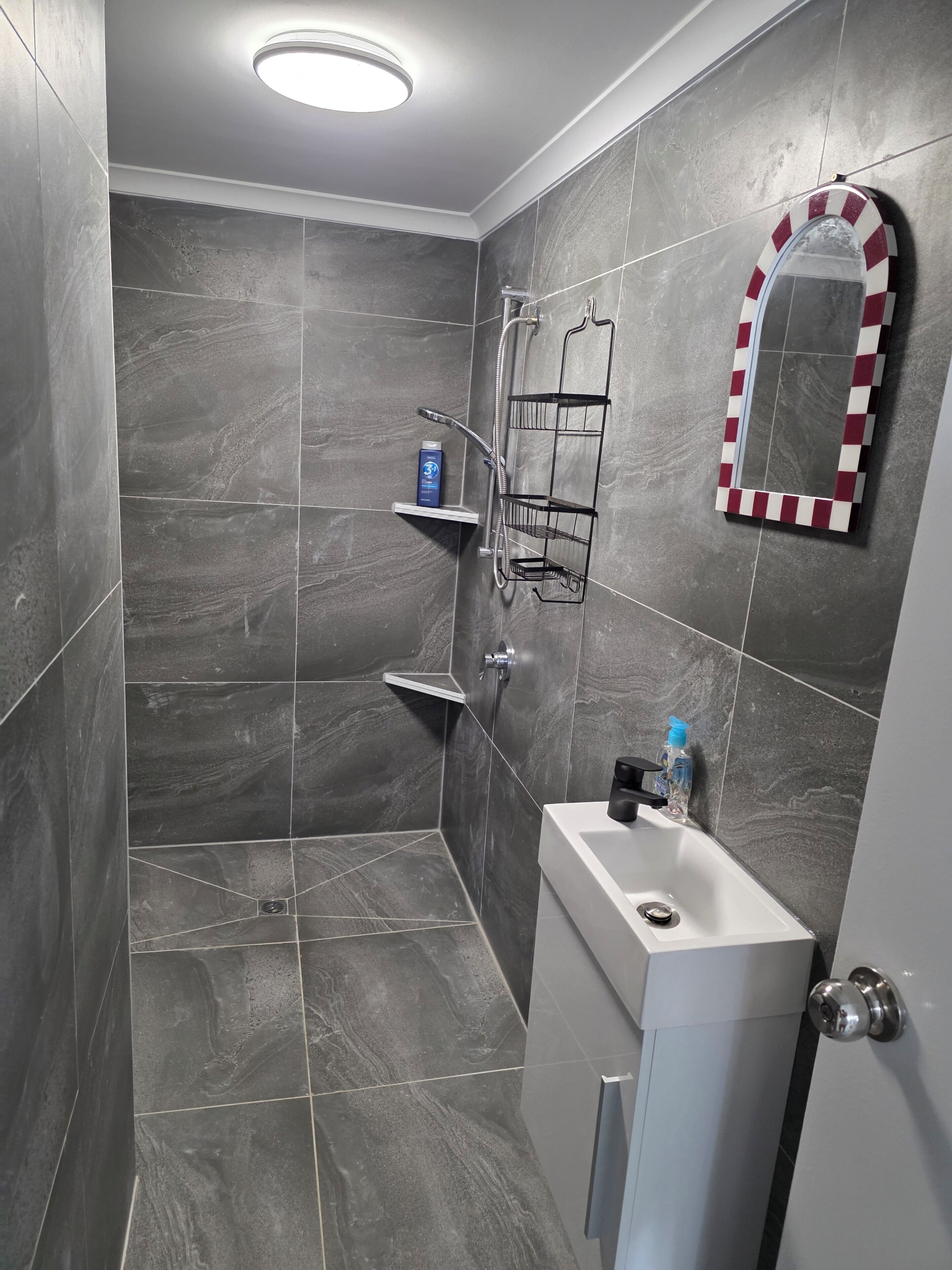 Bidet, serviettes fournies, savon, papier toilette