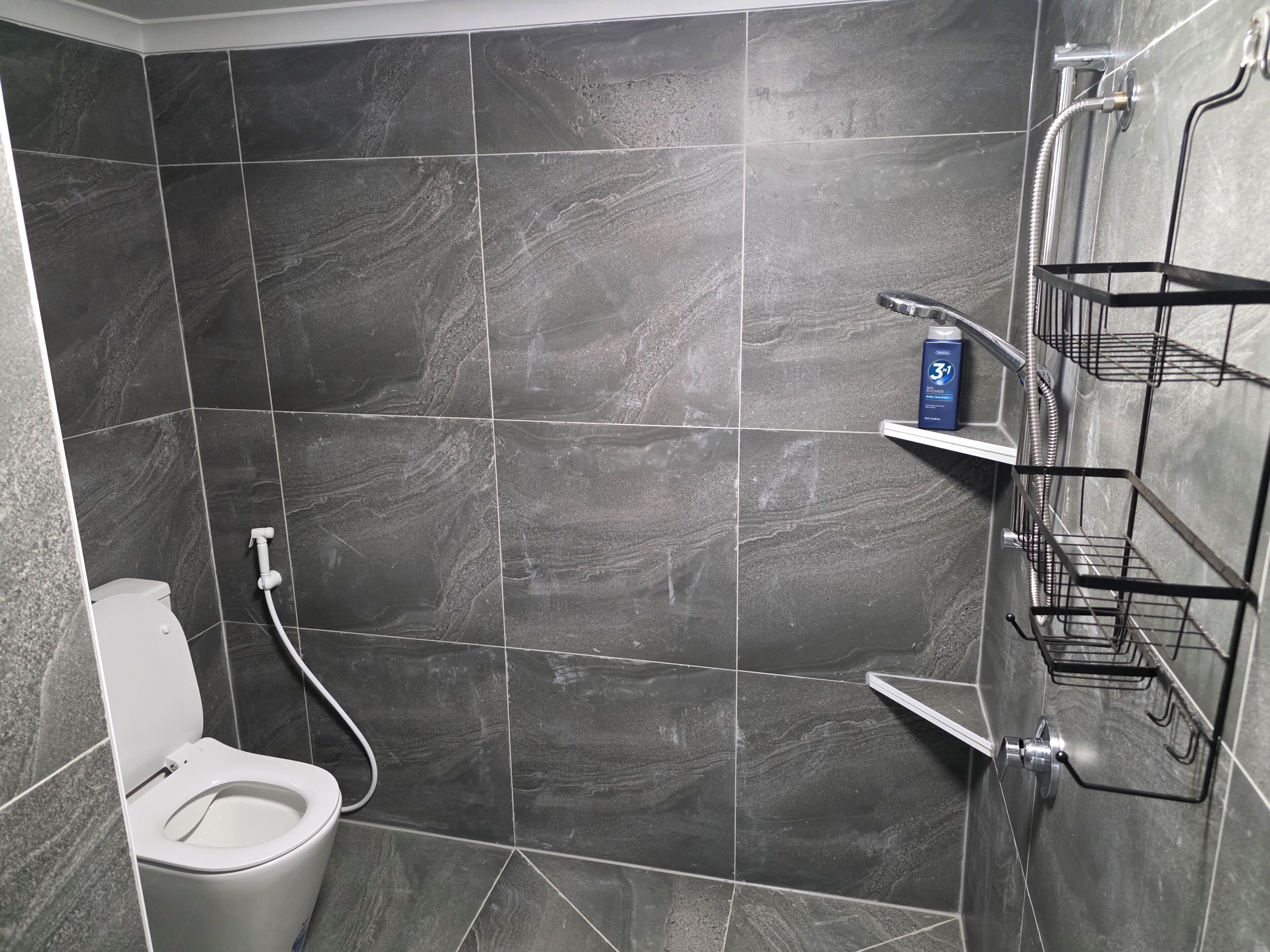 Bidet, serviettes fournies, savon, papier toilette