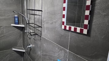 Bidet, asciugamani, sapone, carta igienica