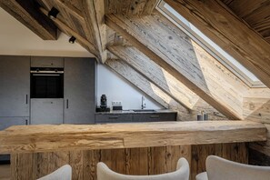 Eine moderne Küche mit Holzboden und Dachfenster.