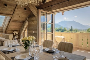 Outdoor dining - Luxury Apartment at Lake Wolfgang | with Hot Tub for 4 Guests | panoramaNEST (Strobl)