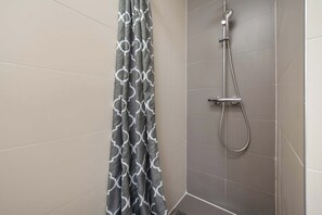 Een douche, een haardroger, handdoeken, shampoo