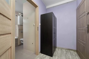 Ein Badezimmer mit Toilette, Waschbecken und Spiegel.