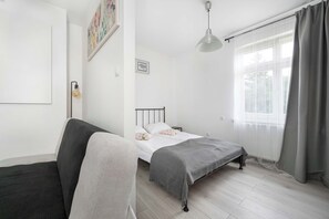 Een strijkplank/strijkijzer, reisbedje, wifi, beddengoed