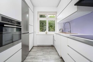 Een koelkast, een magnetron, een oven, een kookplaat
