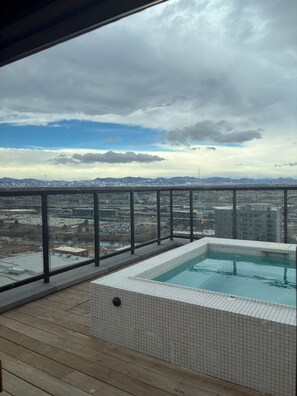 Outdoor spa tub - Cozy 1-bedroom apartment in perfect Denver with AC and gym access (Denver)