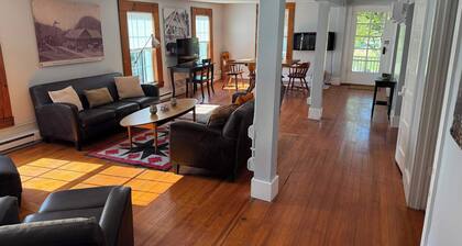 2BR Pet-Friendly, Walk to Cafes, Trails & Wineries