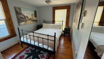 Desk, iron/ironing board, WiFi, bed sheets