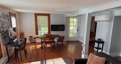 2BR Pet-Friendly, Walk to Cafes, Trails & Wineries