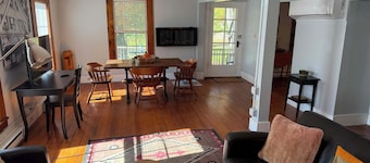 2BR Pet-Friendly, Walk to Cafes, Trails & Wineries