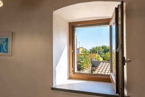 A skylight window with a view of buildings and trees. - Steinmelker House - Seneghe (Seneghe)