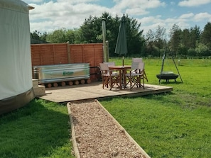 Barraca superluxo, sacada, vista para o jardim | Opções para refeição ao ar livre