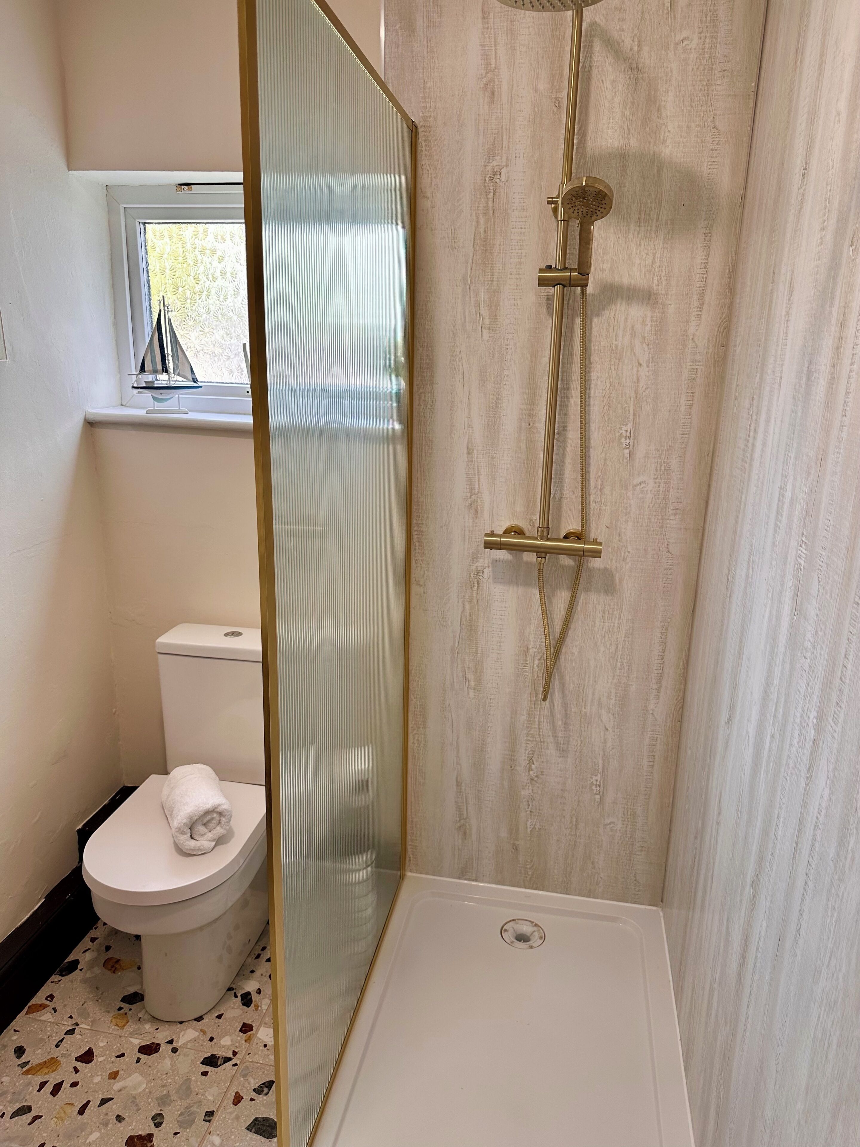 Dusche, Haartrockner, Handtücher, Seife