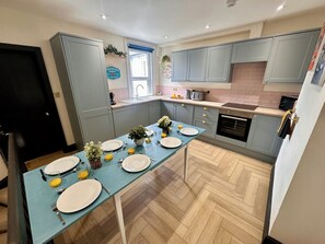 Private kitchen - Luxury Seaside Stay With Free Parking (Gorleston-on-Sea)