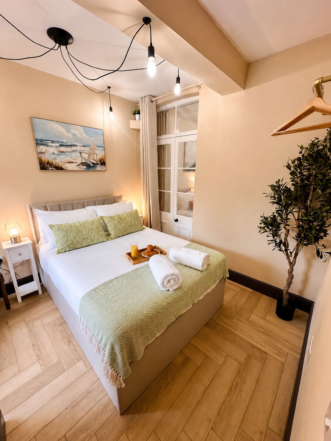 4 bedrooms, iron/ironing board, free WiFi, bed sheets