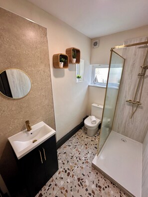 Shower, hair dryer, towels, soap - Luxury Seaside Stay With Free Parking (Gorleston-on-Sea)