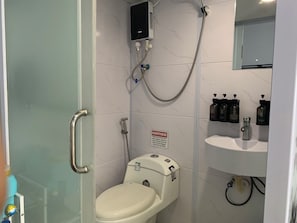 Haartrockner, Bidet, Handtücher, Seife