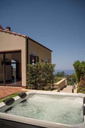Breathtaking Sea Views & Jacuzzi in Cefalù