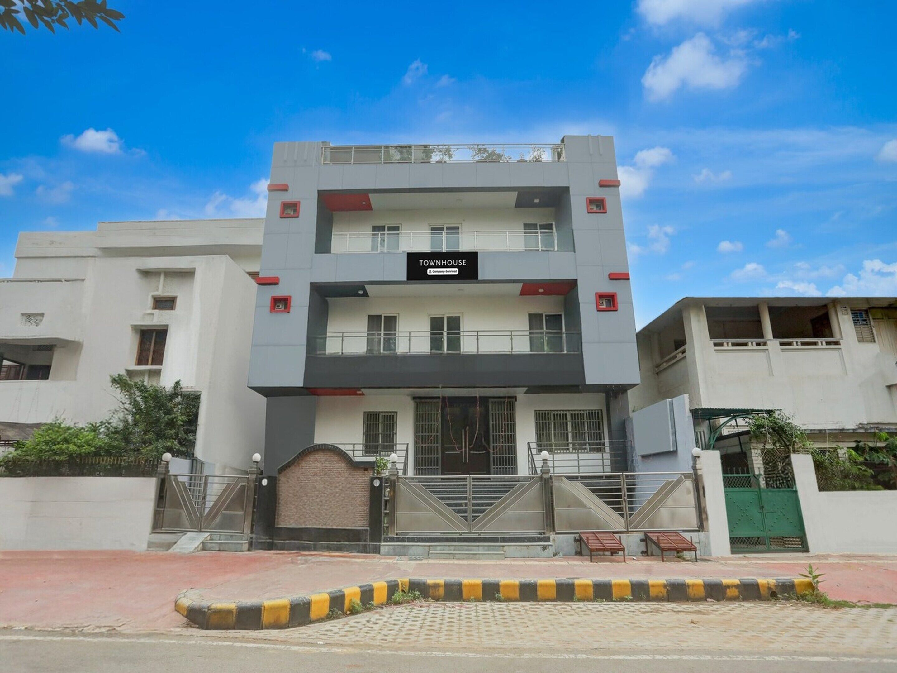 Un immeuble à plusieurs étages sur lequel on peut lire l’inscription « TOWNHOUSE ».