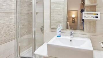 Eenpersoonskamer | Badkamer | Een douche, gratis toiletartikelen, een haardroger, pantoffels