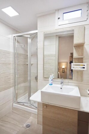 Eenpersoonskamer | Badkamer | Een douche, gratis toiletartikelen, een haardroger, pantoffels
