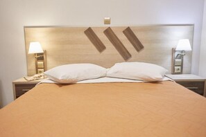 Kamer, 1 twee- of 2 eenpersoonsbedden | Een kluis op de kamer, geluiddichte muren, een strijkplank/strijkijzer