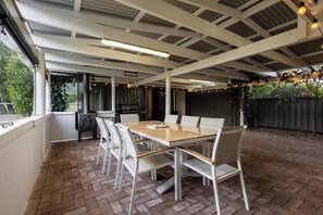 Outdoor dining - Cosy Winter Retreat Fire, Tea & Sauna (preston beach)