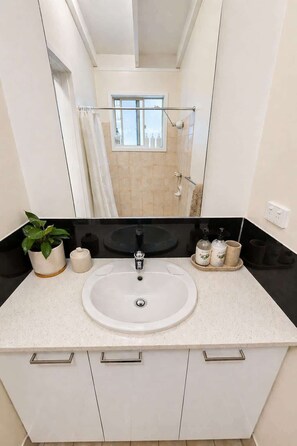 Bathroom - Cosy Winter Retreat Fire, Tea & Sauna (preston beach)