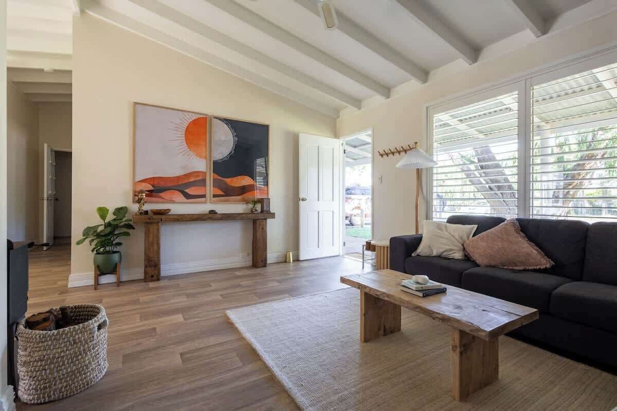 Una televisión, una chimenea