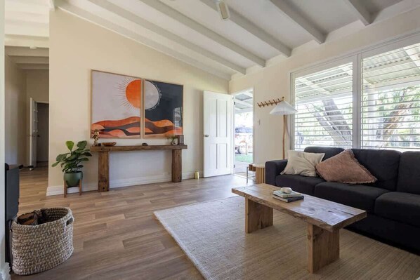 Living area - Cosy Winter Retreat Fire, Tea & Sauna (preston beach)