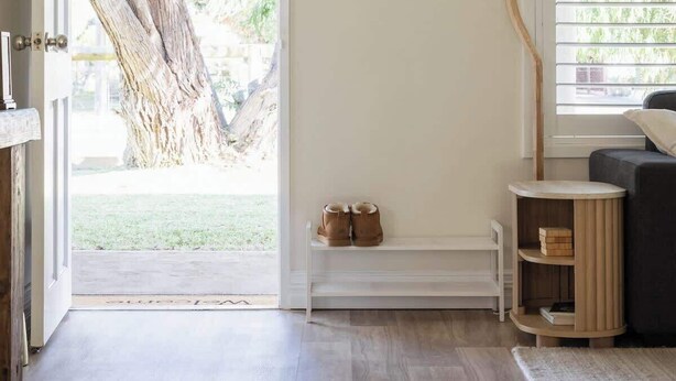 A room with a wooden bench, a lamp, and a view of a tree outside. - Cosy Retreat w/ Sauna & Fire Pit | Golf & Beach (preston beach)