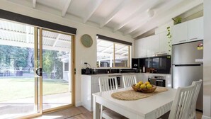 Coffee/tea maker, fridge, microwave, oven - Cosy Retreat w/ Sauna & Fire Pit | Golf & Beach (preston beach)