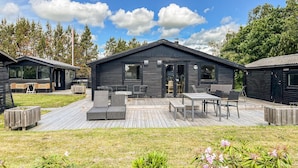 Outdoor dining - Pet friendly home in Hals with WiFi (Hals)