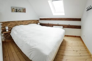 Tabla de planchar con plancha, internet y ropa de cama 
