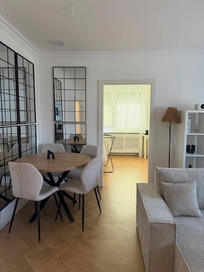 Dining - Spacious Apartment Near Vienna Schwechat Airport I Parking & 2 Bedrooms (Schwechat)