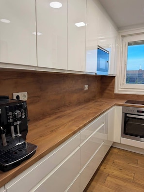 Private kitchen - Spacious Apartment Near Vienna Schwechat Airport I Parking & 2 Bedrooms (Schwechat)