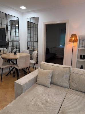 Living area - Spacious Apartment Near Vienna Schwechat Airport I Parking & 2 Bedrooms (Schwechat)