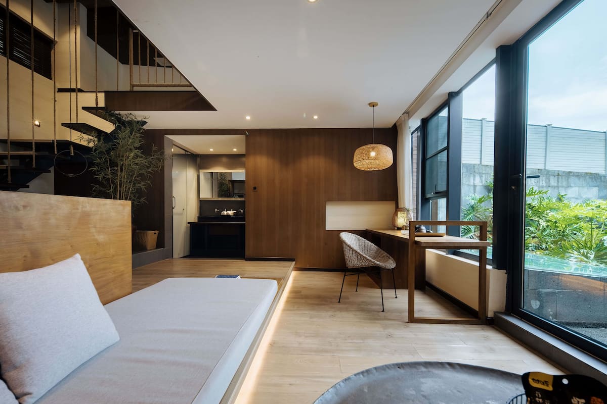 In-room safe, blackout curtains, soundproofing
