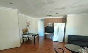 Interior - Cozy 1-bedroom (Heathridge)
