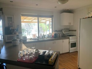 Private kitchen - Cozy 1-bedroom (Heathridge)